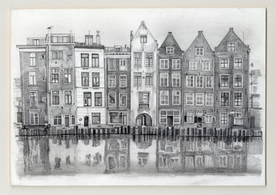 35851 Gezicht op de Oudegracht te Utrecht met de achterzijden van de huizen aan de Donkere Gaard vanuit een van de ...